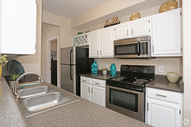 2BR, 2BA - 998 SF - Tresa at Arrowhead