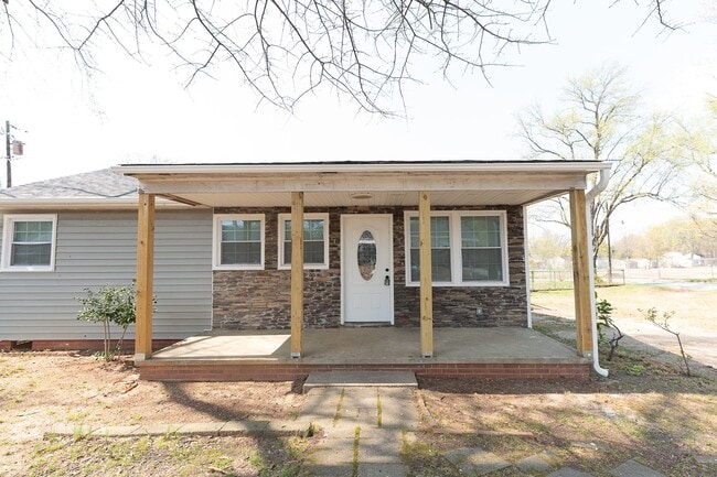 Building Photo - Updated 3 Bed 2 Bath Home in Greensboro