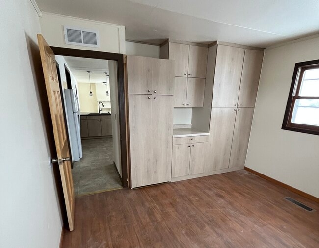 Photo - 908 Maple Grove St