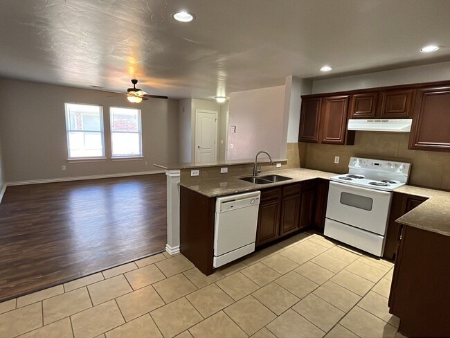 Photo - 4 Bedroom 2 Bath Duplex in Mustang! $1270 Per month!