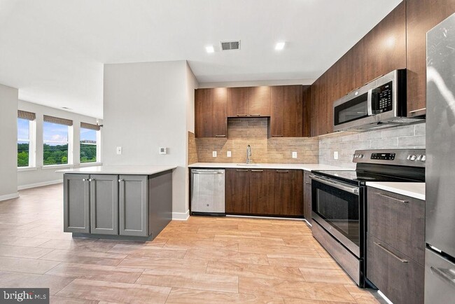 Building Photo - 989 S Buchanan St Unit 325