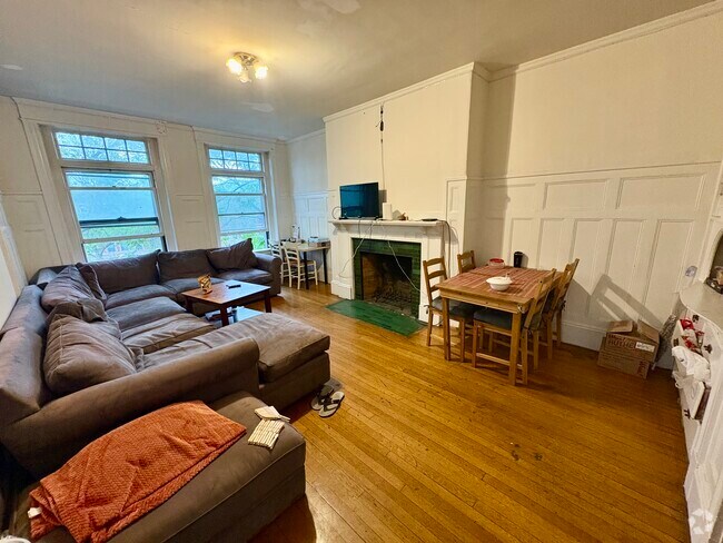 Building Photo - 1911 Beacon St Unit 3 Rental