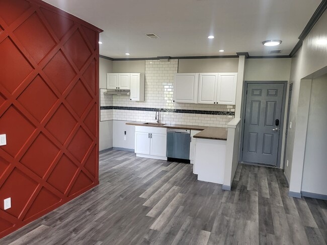 Building Photo - Soldoris Unit 205