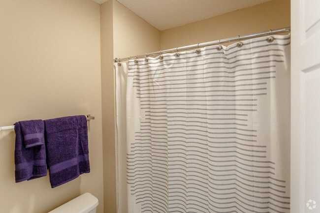 2BR, 2BA - 1035 SF