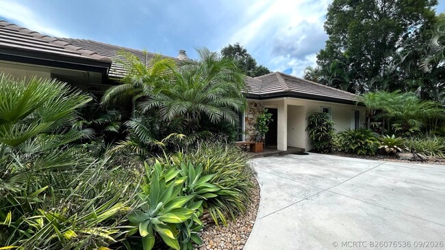 5125 Woodland Lakes Dr