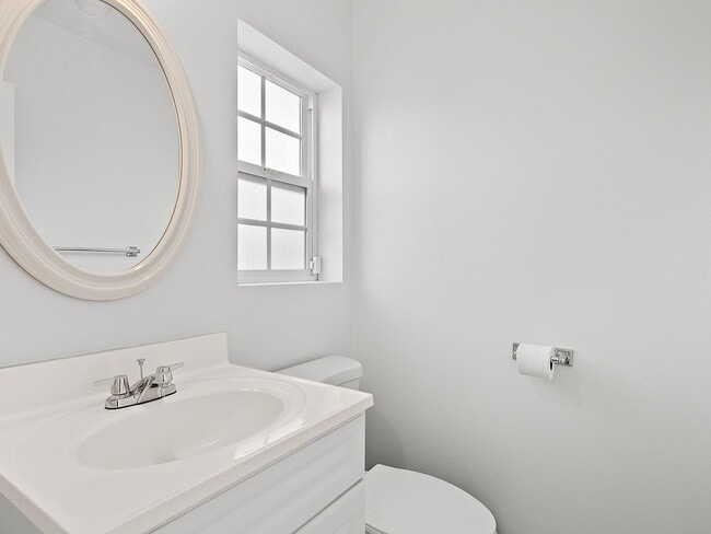 Building Photo - "Spacious 4-Bed, 3-Bath Oasis in Prime Los Angeles Location - 2080 Sq Ft of Comfort!"