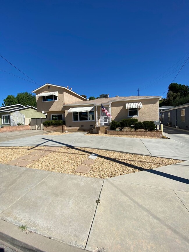 3 Bed-2 Bath Tri-Level Home in El Cajon - 3 Bed-2 Bath Tri-Level Home in El Cajon