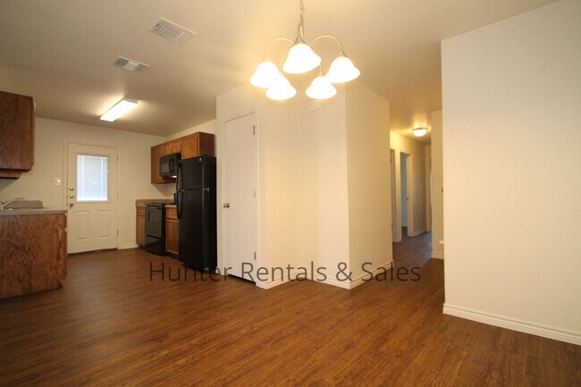 Photo - 1505 Justin Lp