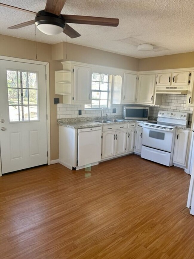 Photo - AVAILABLE NOW! *PET FRIENDLY*