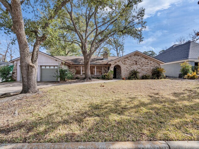 Building Photo - 8 Shadowood St