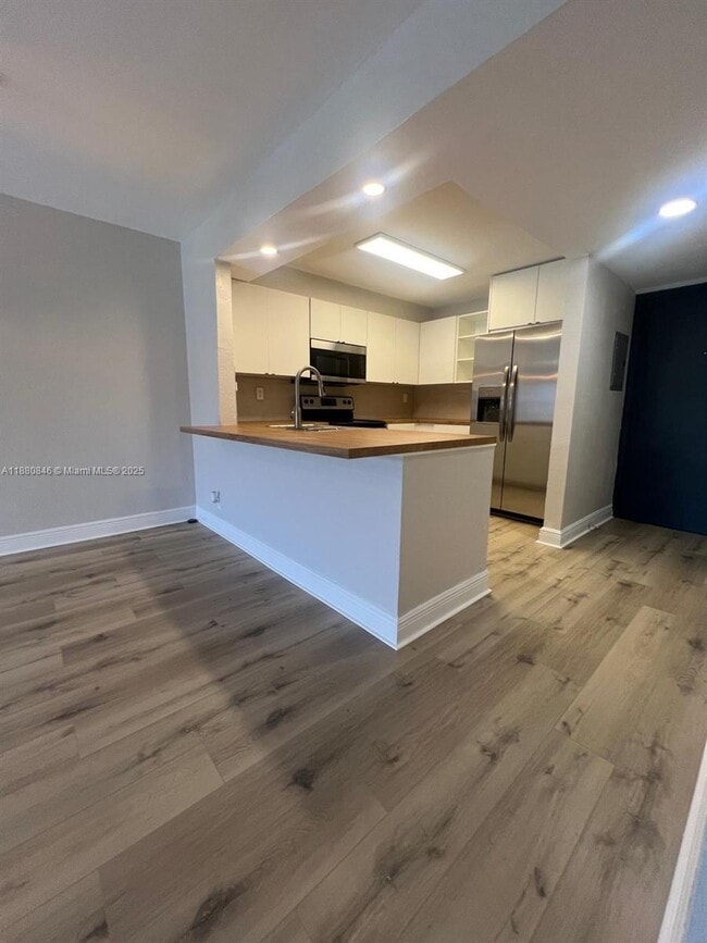 Building Photo - 5201 Geneva Ct Unit 110
