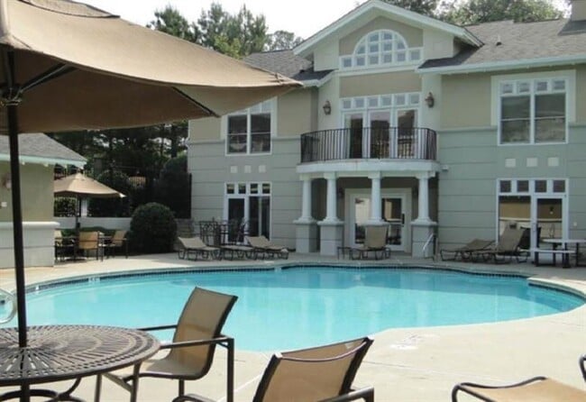 Building Photo - 2700 Pine Tree Rd NE Unit 1214