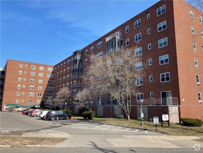 Building Photo - 27 Northill St Unit APT 5W