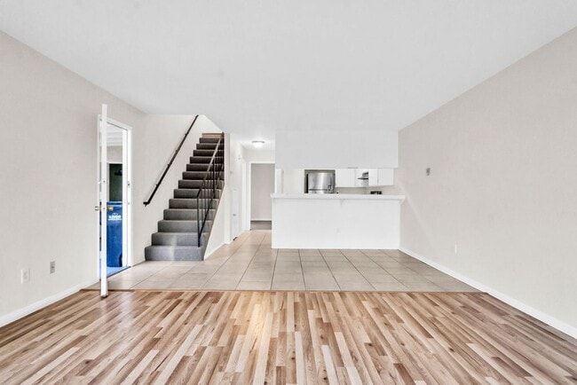 Building Photo - Great three bedroom townhome in UTC! Avail...