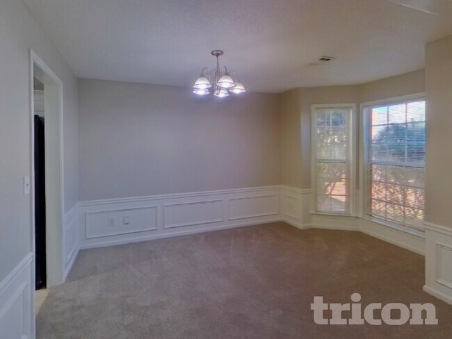 Photo - 325 Cadeleigh Ct