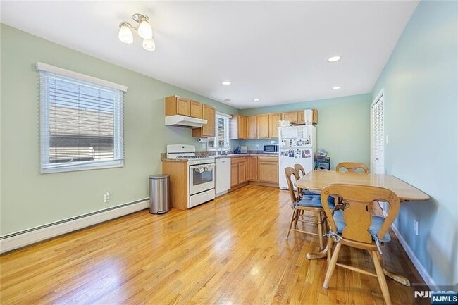 Photo - 260 Garibaldi Ave