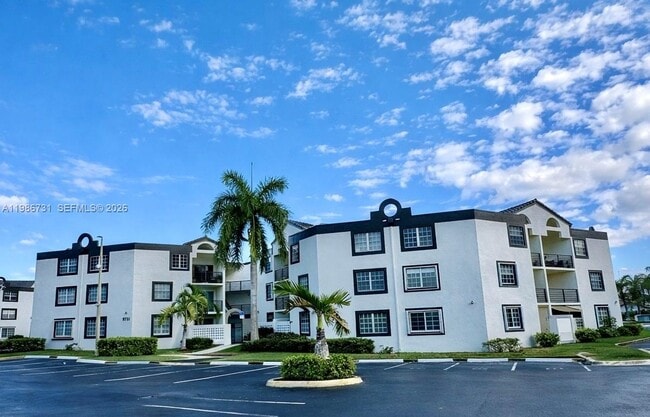 Building Photo - 9731 Fontainebleau Blvd Unit F306