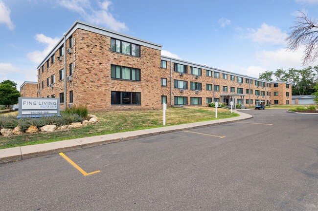 Building Photo - Fine Living at Aquila Park & Royal Park Rental