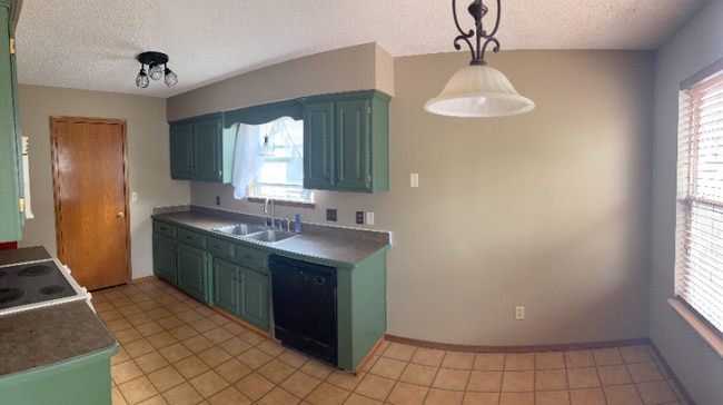 Photo - 405 Valley View