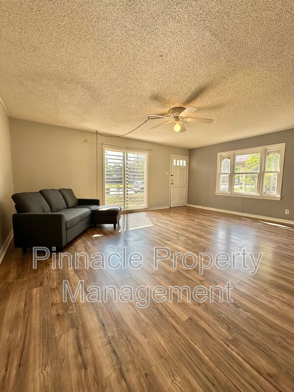 Photo - 310 S Van Buren St