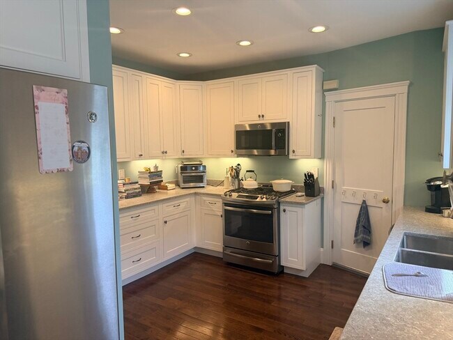 Photo - 147 Manthorne Rd Unit 2