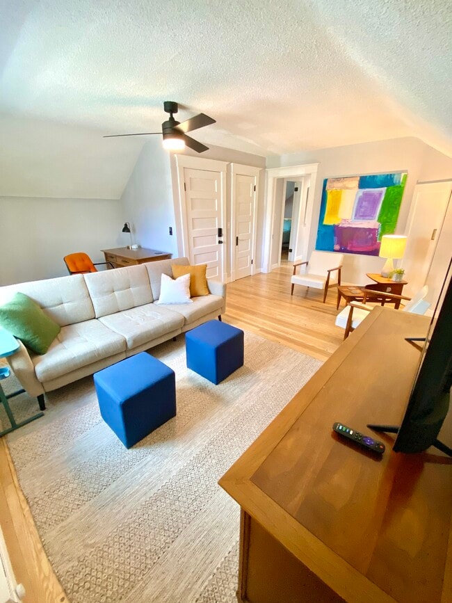 Building Photo - 1044 Saint Clair Ave Rental