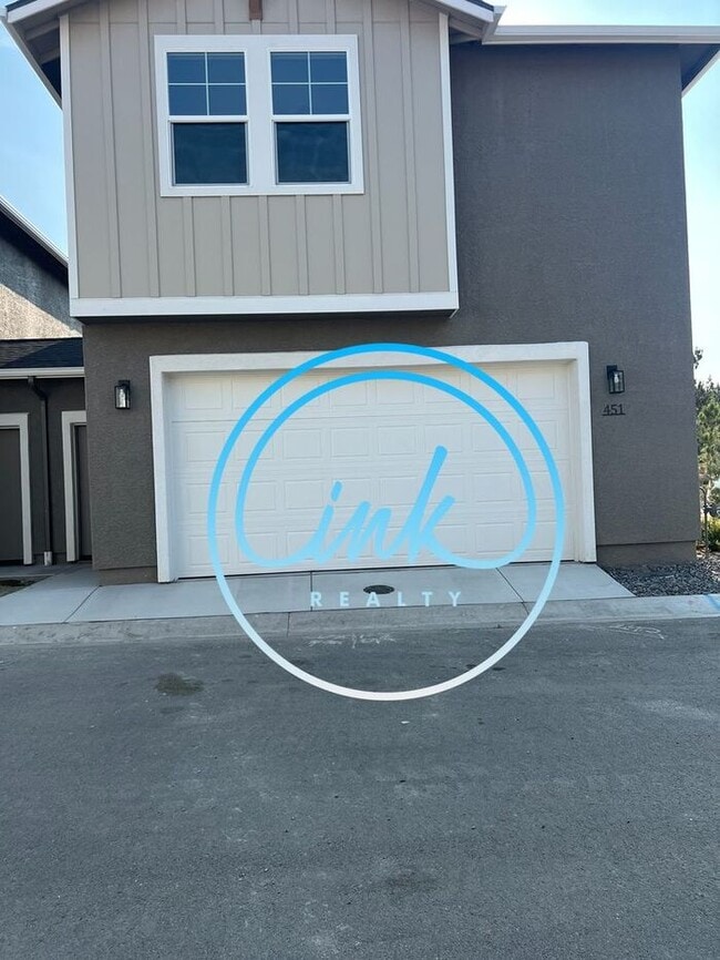 Building Photo - New Build Townhome Close to Downtown Gardn...