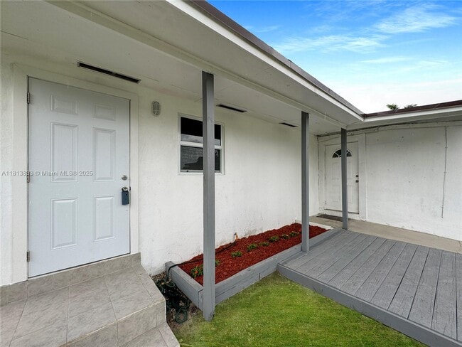 Photo - 4133 SW 52nd St Apartment Unit 2