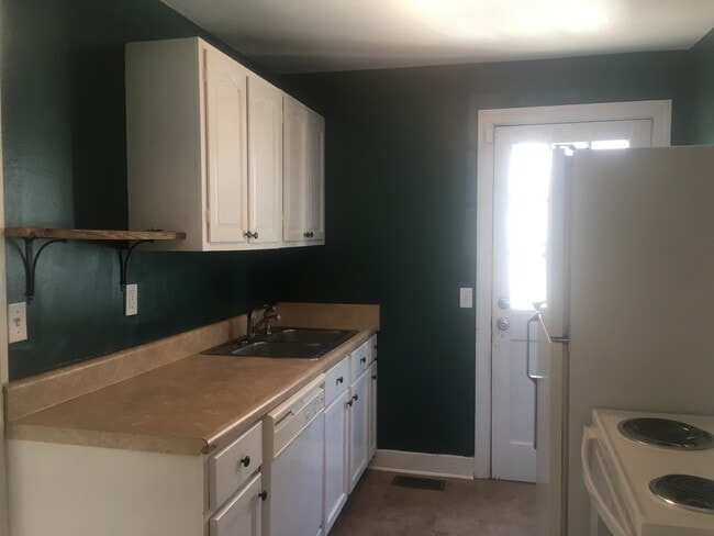 Building Photo - Kings Wood * Lawn Maintenance & Water Incl... Rental