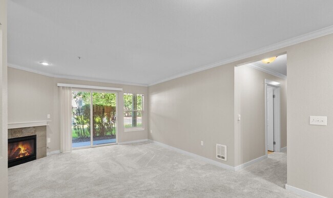 Sala de estar con patio privado - 25025 SE Klahanie Blvd Unidad K102