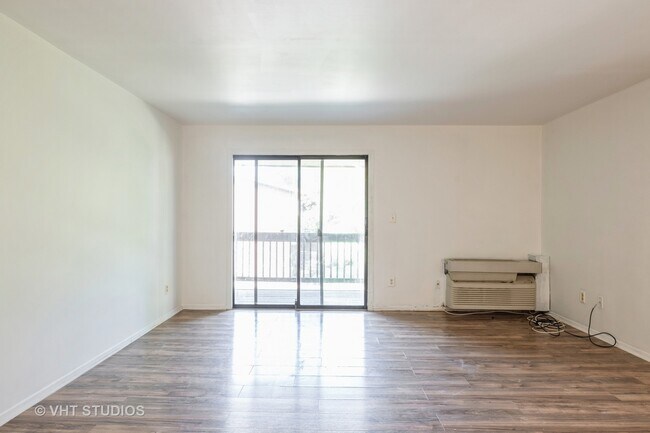 Photo - 568 Somerset Ln House