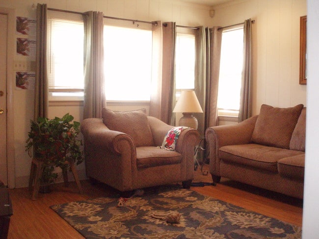 Photo - 702 Lindley St