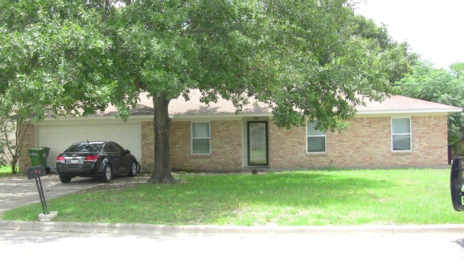 Building Photo - Centrally Located 3/2 with Office! Near Park