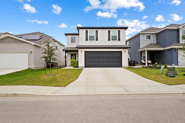 Building Photo - Charming Home Awaits: Spacious & in a Prime Location