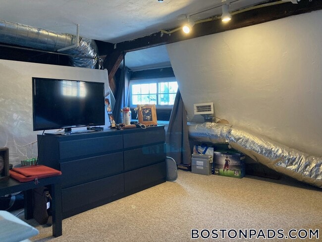 Building Photo - 1798 Beacon St