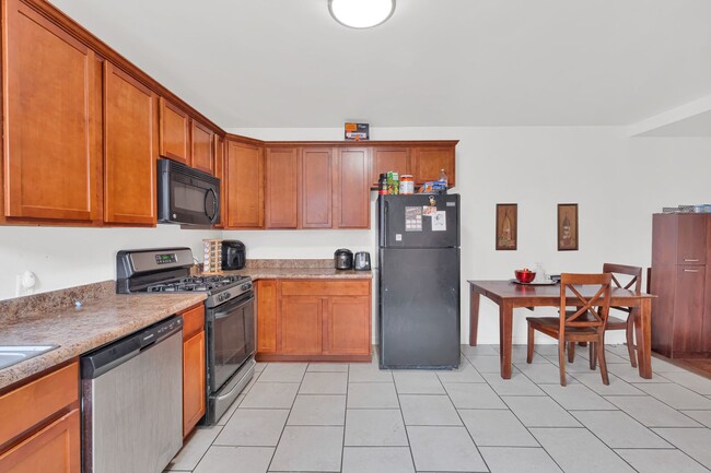 Photo - 3 Bed, 1.5 Bath House in South Side Flats