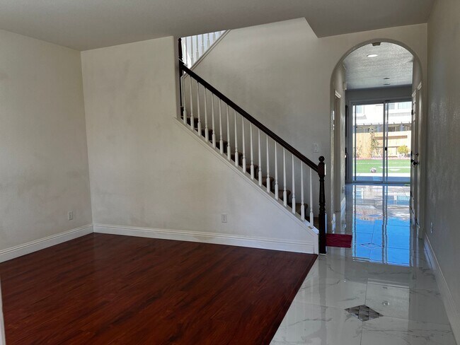 Photo - Executive 4 Bedroom, 2.5 Bathroom 2100 Sqf... Casa