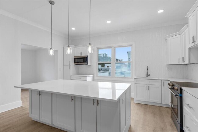 Photo - 10 18th St S