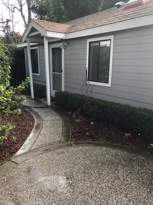 Building Photo - 411 W Dana St Unit B