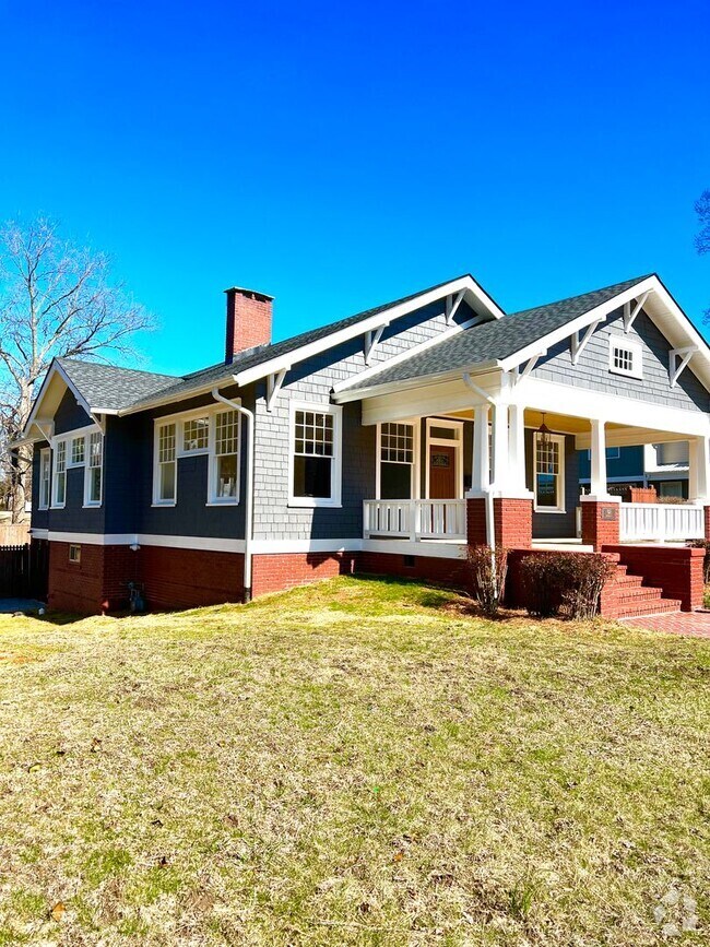 Building Photo - Historic Downtown Hendersonville! Beautifu... Rental