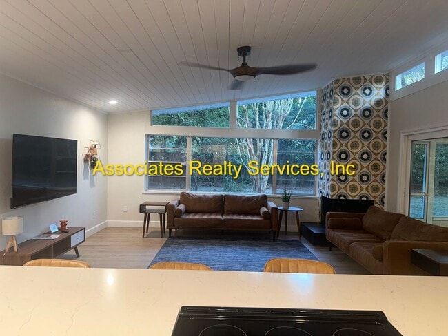 Photo - 3 Bed/2 Bath Spacious Home in Mason Manor! Screened Porch and Fenced Backyard!!!