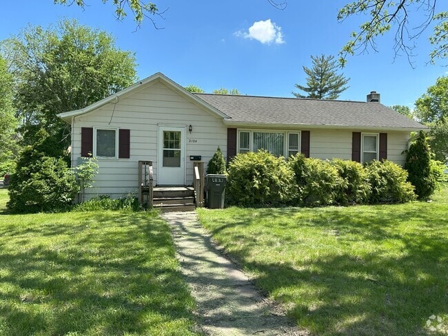 Building Photo - 2104 Iowa St Rental