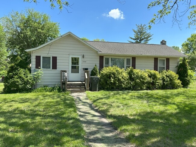 Building Photo - 2104 Iowa St Rental