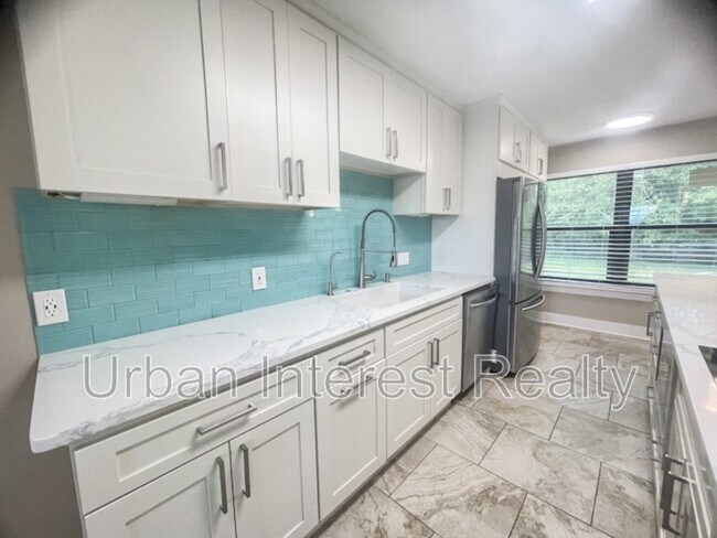 Photo - 802 E Pine Forest Dr