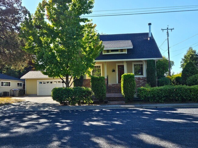 Building Photo - Lovely Lakeport Rental