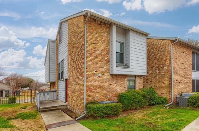 Building Photo - 15151 Berry Trail Unit 201