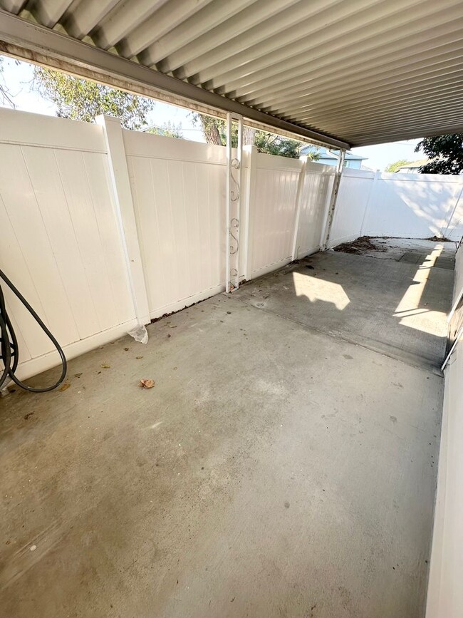 Photo - Limited-Time Offer: $500 Off First Month’s... Unidad 1