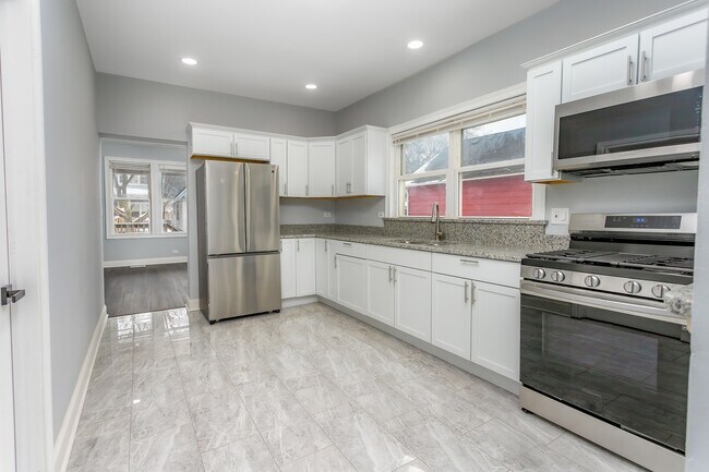 Photo - 131 E 117th St