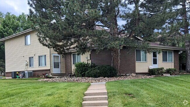 Building Photo - "Charming 2-Bed Condo Retreat in Lakewood ... Unit 132