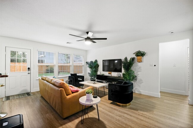 1504 W 43rd St